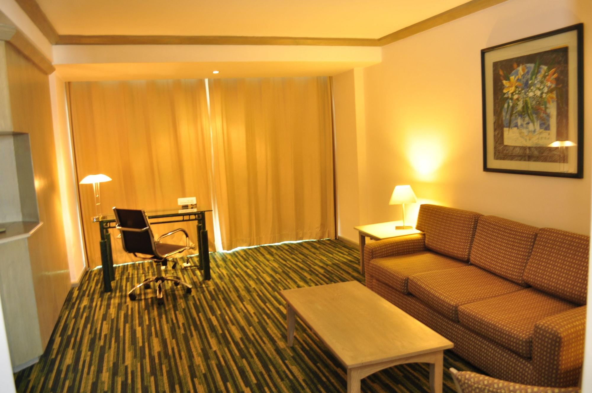 Radisson Paraiso Hotel Città del Messico Esterno foto A living room in a typical hotel suite