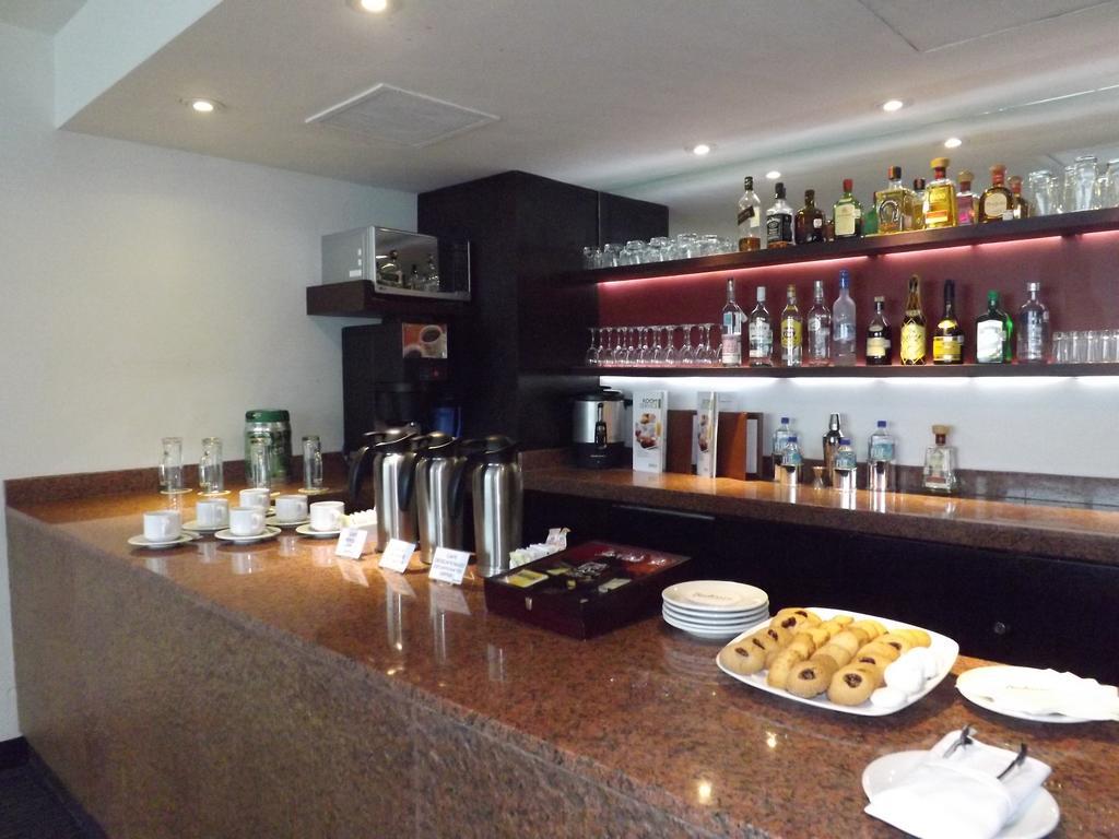 Radisson Paraiso Hotel Città del Messico Esterno foto The bar at the lounge