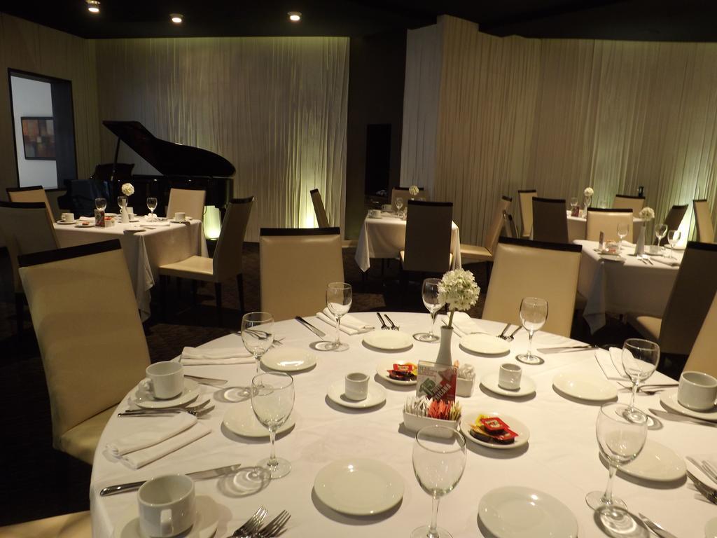 Radisson Paraiso Hotel Città del Messico Esterno foto The interior of the restaurant