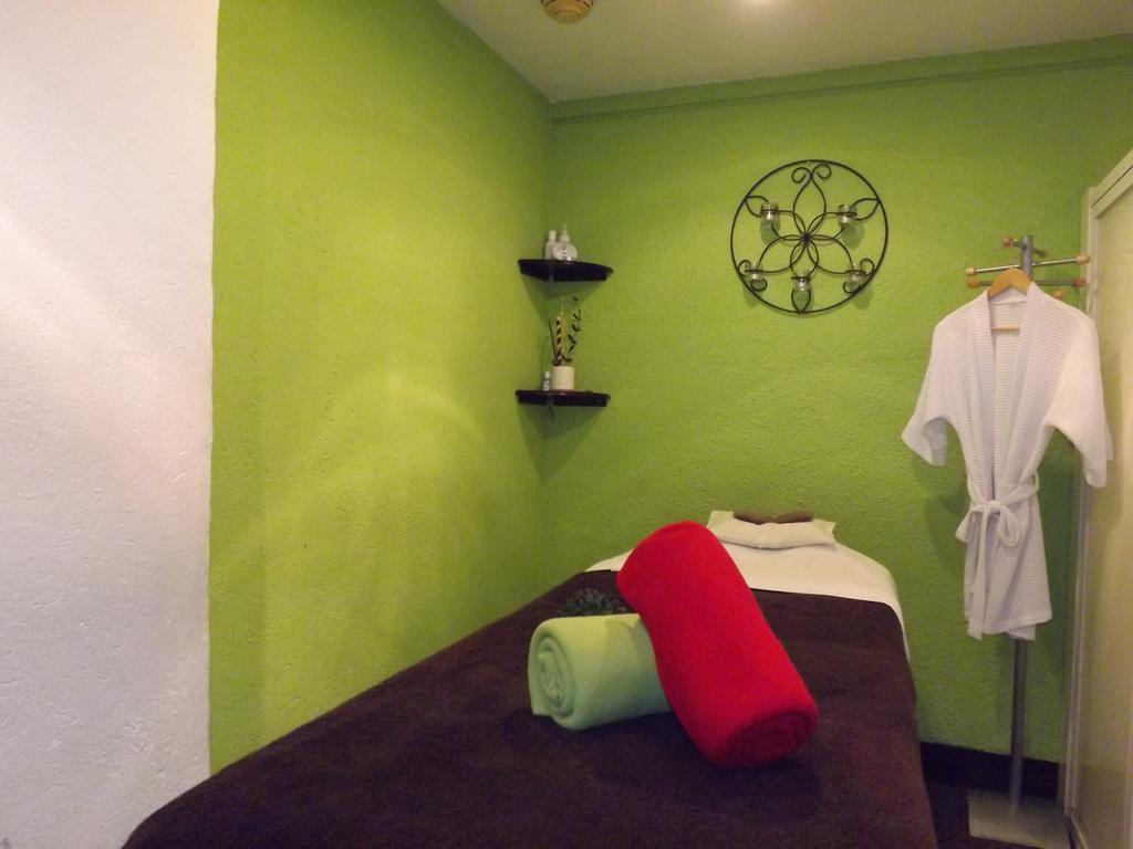 Radisson Paraiso Hotel Città del Messico Esterno foto A massage room at a spa