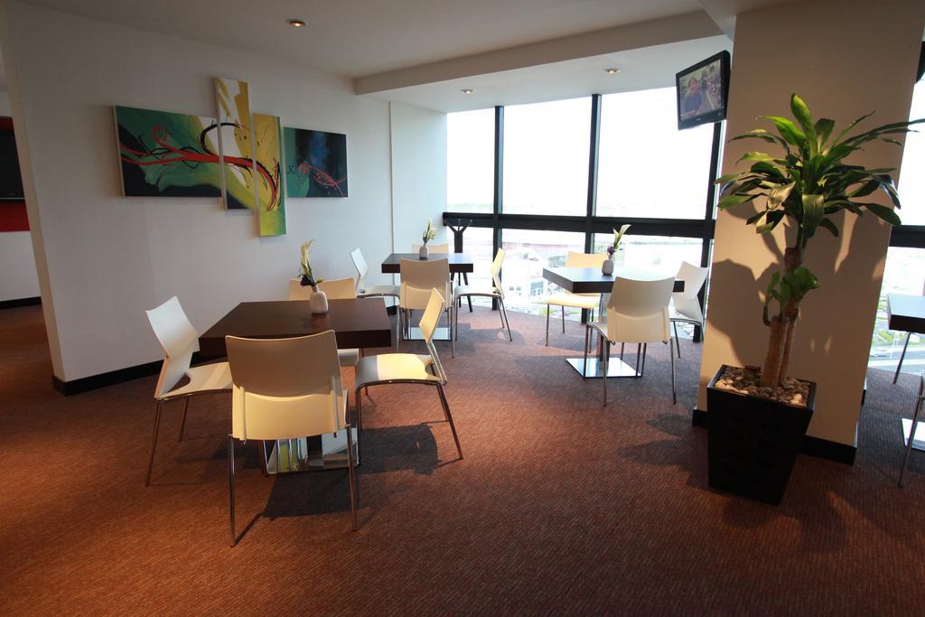 Radisson Paraiso Hotel Città del Messico Esterno foto The lounge at the airport